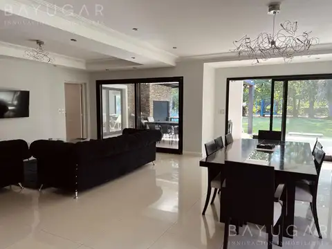 Casa en Alquiler con 2 cocheras