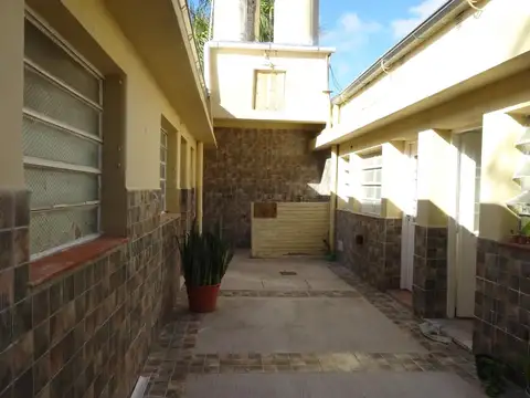Casa de 2 dormitorios + 2 dptos de un dormitorio