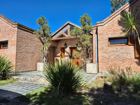 Casa en Venta con 2 cocheras