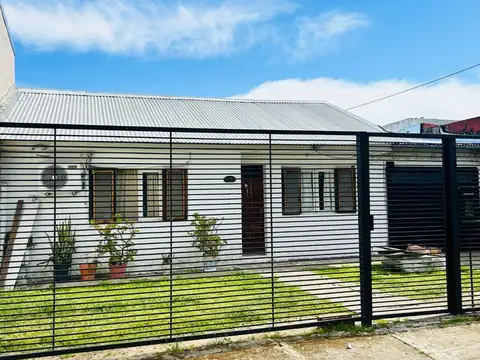 CASA 2 DORMITORIOS EN VENTA BERISSO CON PARQUE