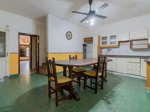 Casa de 5 ambientes con cochera y jardin apta crédito