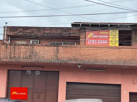 Muy buen galpón con local en PB y vivienda en PA