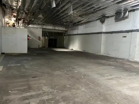 Muy buen galpón con local en PB y vivienda en PA
