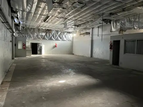 Muy buen galpón con local en PB y vivienda en PA