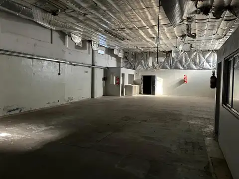 Muy buen galpón con local en PB y vivienda en PA