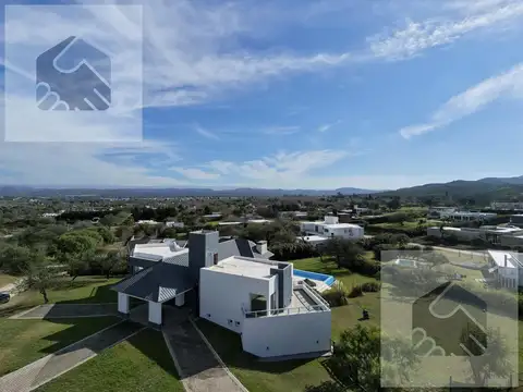 Casa en venta en Country Causana con 4 dormitorios y pileta. / PHO8637968 / 