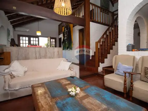 Casa en Alquiler con 3 cocheras