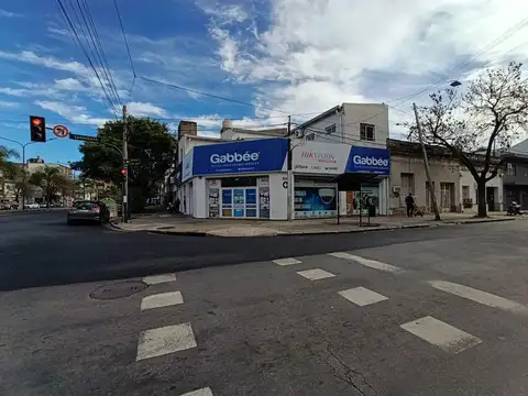 Local en alquiler en esquina con espectacular vidriera Rosario