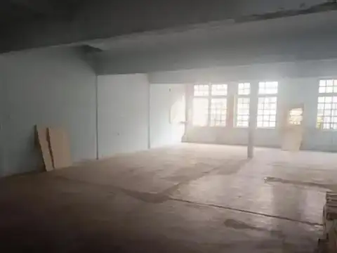 VENTA DE GALPON EN FLORESTA 220 METROS CUBIERTOS