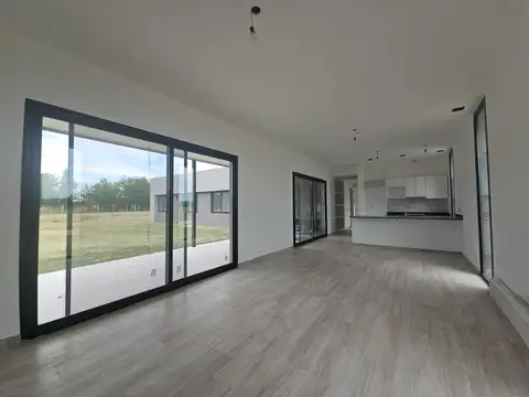 Casa 5 ambientes con 4 baños