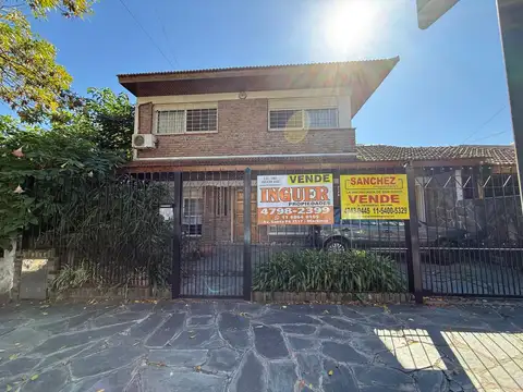 GRAN CHALET EN VENTA CON VARIOS AMBIENTES