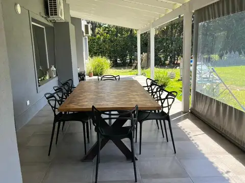 Casa en Venta con 2 cocheras
