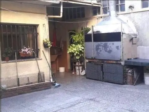 CASA 5 AMBIENTES CON COCHERA Y LOCALES