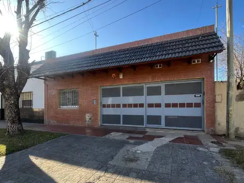 Casa con quincho, pileta y amplio jardín!!
