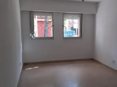 DEPTO. 2 AMB.  PLANTA BAJA AL FRENTE CON PATIO CUBIERTO