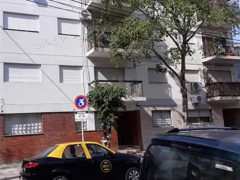 DEPTO. 2 AMB.  PLANTA BAJA AL FRENTE CON PATIO CUBIERTO