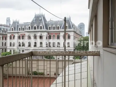 Paseo Colón  al 1000