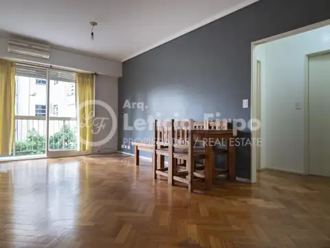 Departamento lateral con balcón, a una cuadra de Puerto Madero.