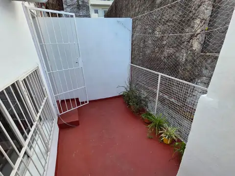 PH EN DUPLEX 2 AMBIENTES, LATERAL POR PASILLO, BALCÓN TERRAZA, BUENA UBICACIÓN