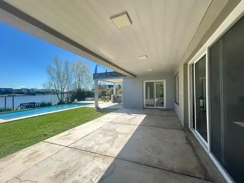 Casa 6 ambientes con 5 baños