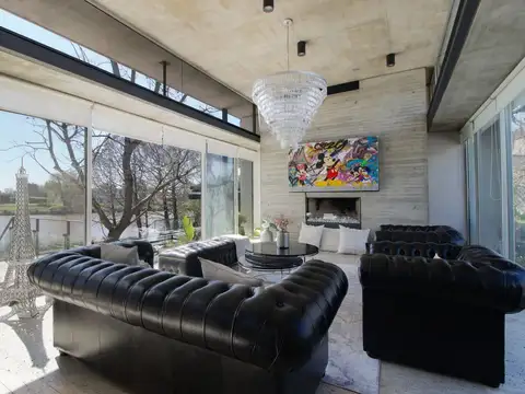 Casa en Venta con 2 cocheras