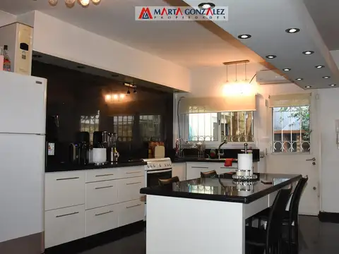 Casa en Venta con 3 cocheras