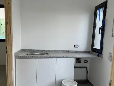 Casa 6 ambientes con 2 baños