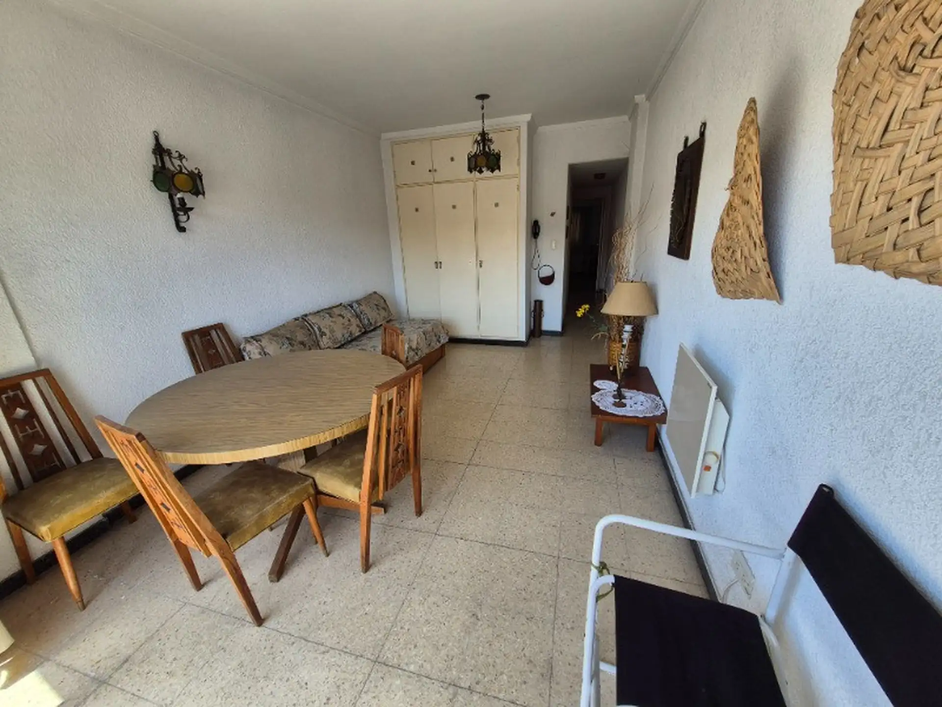 Departamento de 2 ambientes con balcón a la calle, vista panorámica y cochera.
