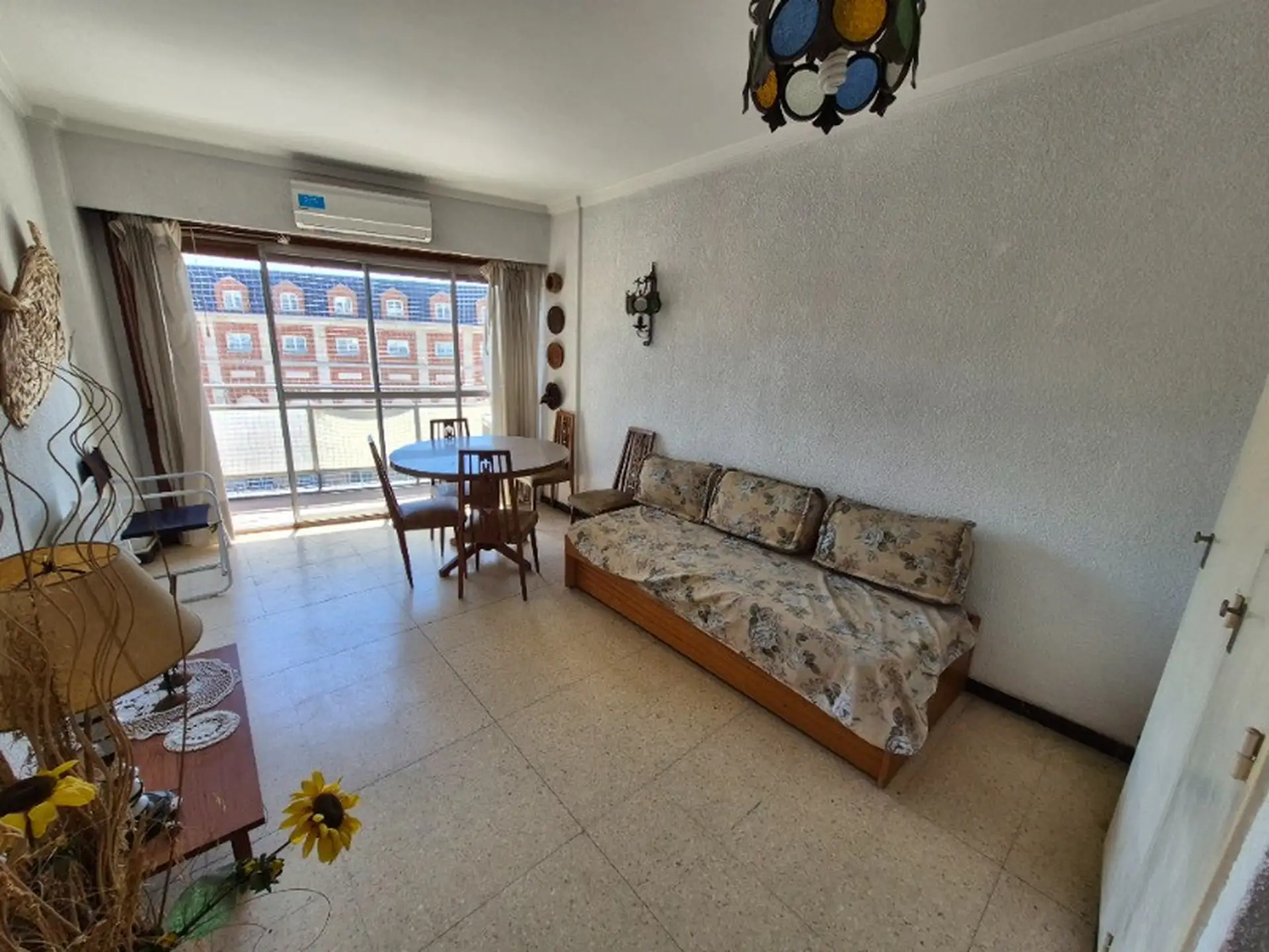 Departamento de 2 ambientes con balcón a la calle, vista panorámica y cochera.