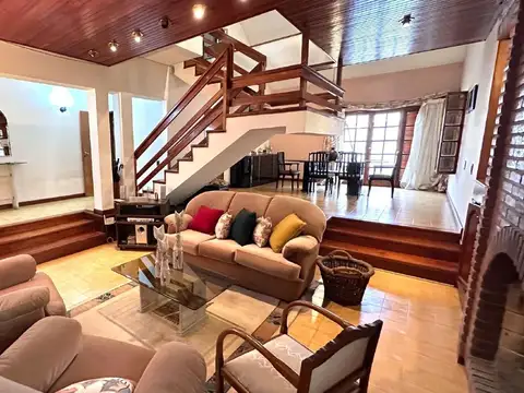 Casa de categoría con pileta y quincho - San Luis