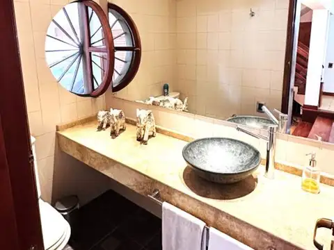 Casa 7 ambientes con 4 baños
