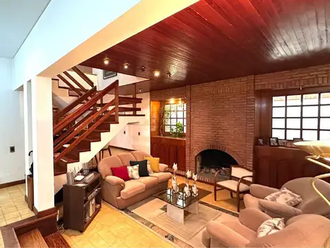 Casa en Venta con 4 cocheras