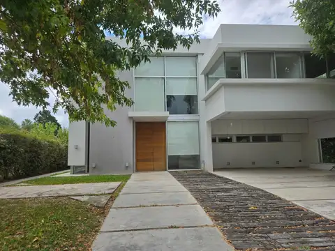 Casa 6 ambientes con 5 baños