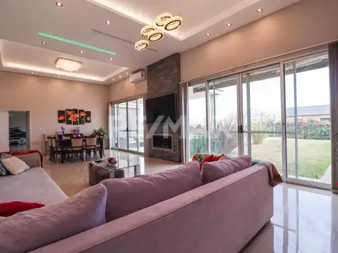 Casa 8 ambientes con 3 baños