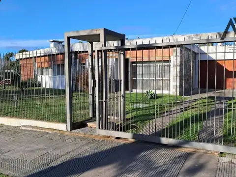 Casa en alquiler c/ cochera en Punta Gorda