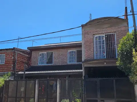 Venta Casa multifamiliar 2 pisos 6 amb  F.Varela