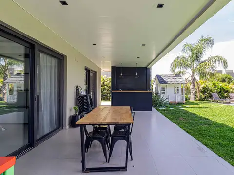 Casa 5 ambientes con 3 baños