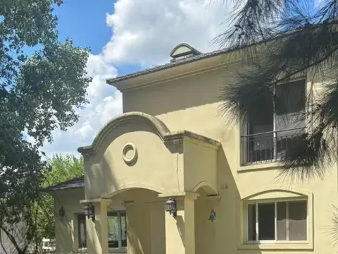 Casa en venta - 5 Dormitorios 4 Baños - Exaltación de la Cruz