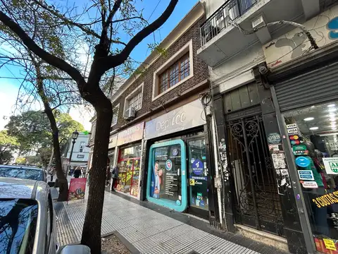 LOCAL DE DOS PLANTAS CON VIDRIERA A LA CALLE EN ZONA CENTRO