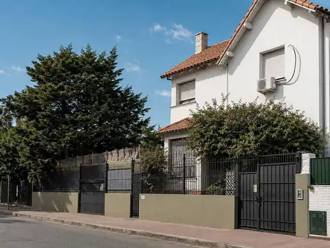 OPORTUNIDAD! Casa en Venta con Gran lote. AT INVERSORES  Uriburu al 500 Esquina Av Libertador