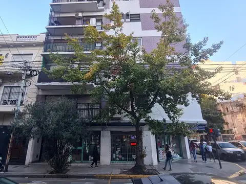 Tucumán al 3000 esquina Anchorena. Piso 4. Al Frente a la calle con balcón. Monoambiente. impecable. Superficie: 32 m2. Ultra luminoso. Bajas expensas.