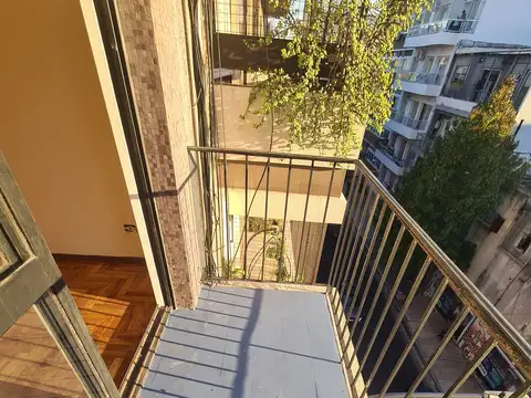 Tucumán al 3000 esquina Anchorena. Piso 4. Al Frente a la calle con balcón. Monoambiente. impecable. Superficie: 32 m2. Ultra luminoso. Bajas expensas.