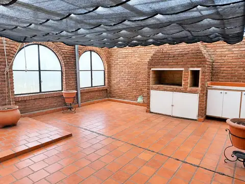 Casa de pasillo en Venta Abasto 4 dormitorios, patio y terraza.