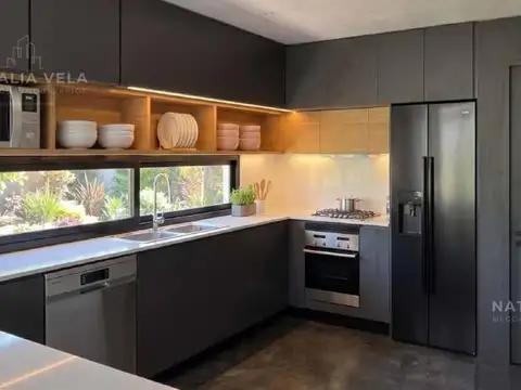 Casa 5 ambientes con 4 baños