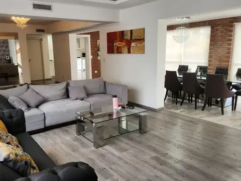 Casa en Venta con 5 cocheras