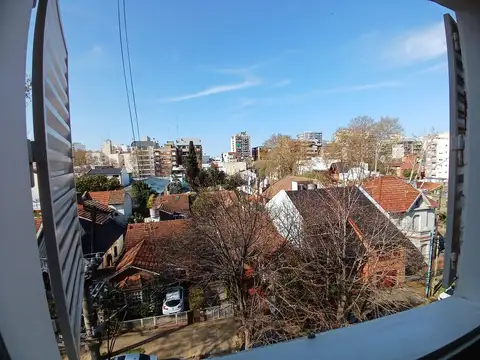 Depto 2 amb. A dos cuadras de Av Maipú y  Gob Ugarte. Centro de olivos.