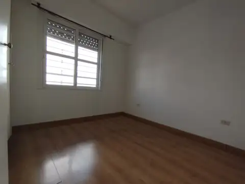 48 y 9 al frente 2 ó 3 dormitorios con placard, 2 baños, living comedor, cocina, lavadero y balcón