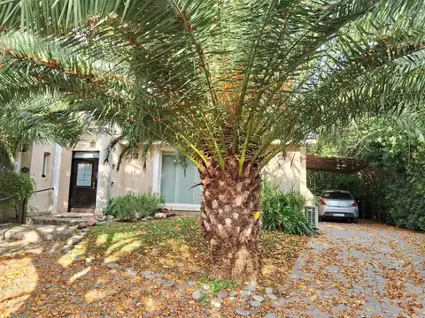 Casa de 7 ambientes en dos plantas, con piscina sobre lote c