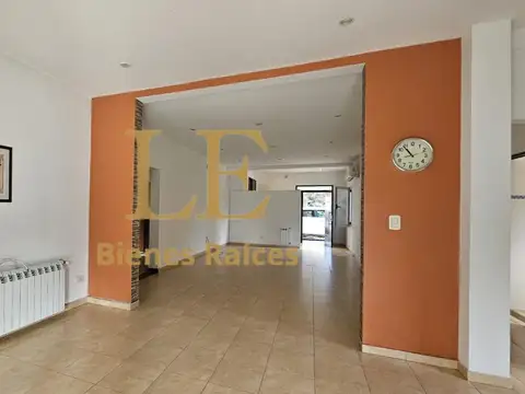 Casa en Alquiler con 4 cocheras