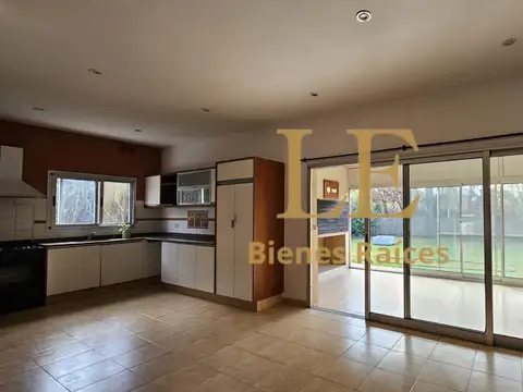 Casa 5 ambientes con 3 baños